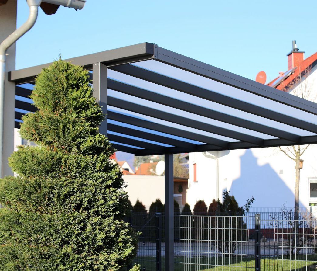 Carport mit einem schützenden Vordach, das das Fahrzeug vor Witterungseinflüssen schützt.